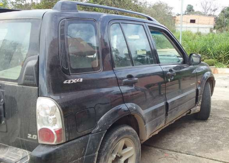  Veículo PLACA DYG 2591, RENAVAM 932.252.273. CNPJ do proprietário: 09.625.903/0001-32. DESCRIÇÃO: um UTILITÁRIO (Jipe) importado, marca/modelo General Motors/Tracker 2.0, na cor preta, a gasolina, ano de fabricação/modelo 2007/2008, em regular  estado de conservação, com pequena avaria na lateral t